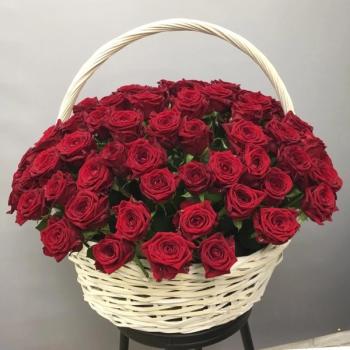 Букет Корзина с 115 розами артикул  250160