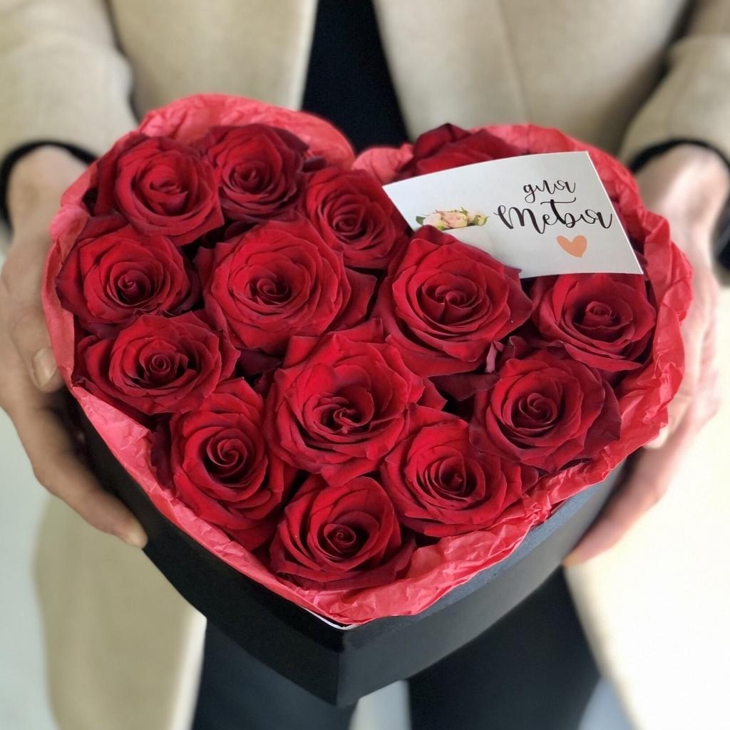 Розы красные в шляпной коробке в виде сердца